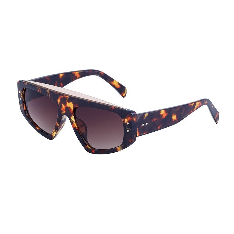 Fashionable Cat Eye Sunglasses In Large Lightweight Frame