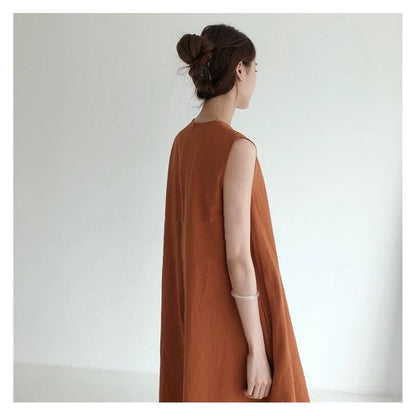 Solid Color Sleeveless Maxi Dress with a Flowy Silhouette