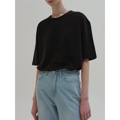 Round-Neck Short-Sleeved Plain T-Shirt With Contrast Hem For Women.