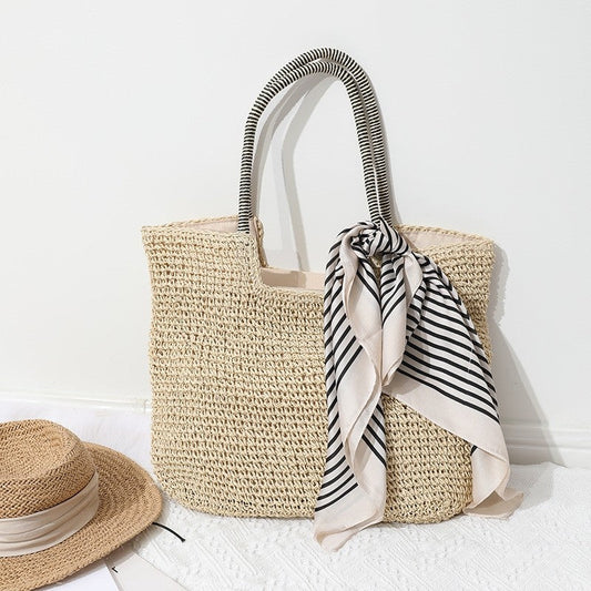 Leisurely Chic: Oversized Straw Beach Tote with Ample Space