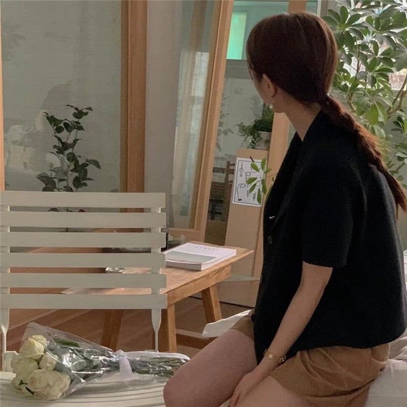 Relaxed-Fit Short Sleeve Jacket Featuring Solid Color Lapel