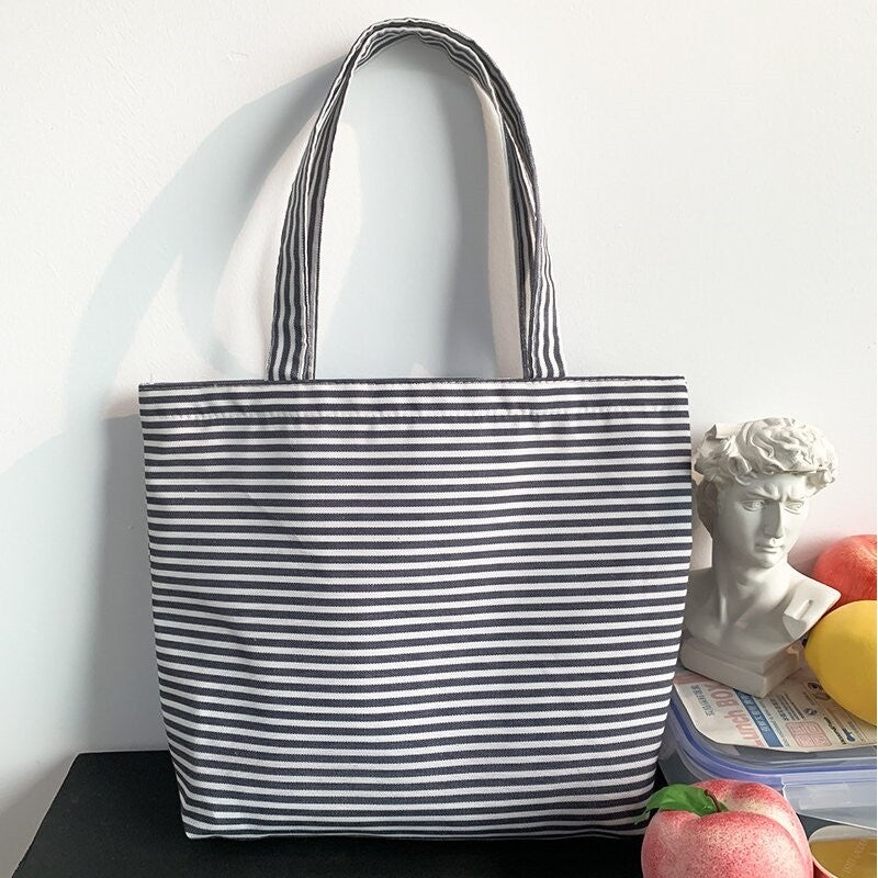 Fresh Floral Grid Cloth Tote: A Stylish and Artistic Accessory