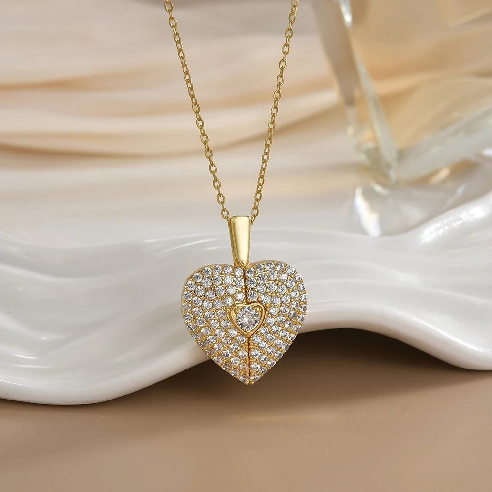 Stylish and Personalized Heart-shaped Necklace for Women High-end and eExquisite Pendant Stainless Steel Clavicle Chain Jewelry