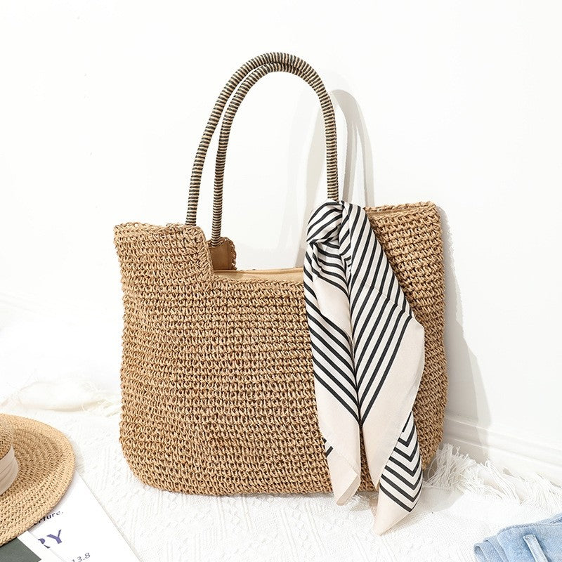 Leisurely Chic: Oversized Straw Beach Tote with Ample Space