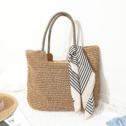Leisurely Chic: Oversized Straw Beach Tote with Ample Space